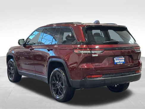 Used 2024 Jeep Grand Cherokee Altitude image 5