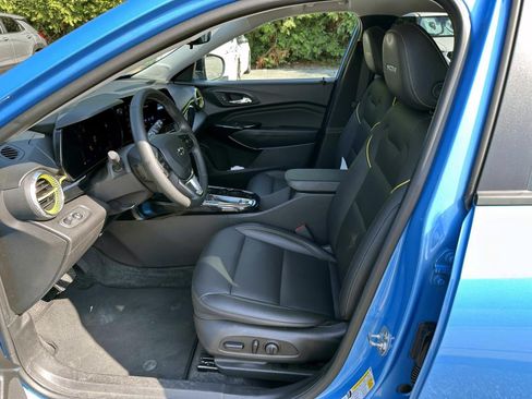 Used 2025 Chevrolet Trax ACTIV w/ Sunroof Package FWD image 11