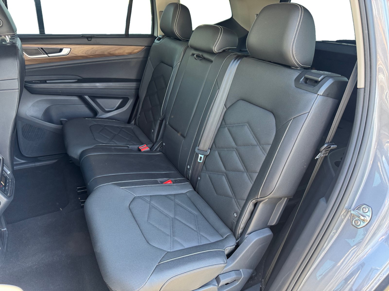 Used 2025 Volkswagen Atlas SE FWD image 13