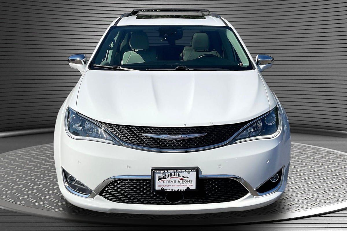 Used 2017 Chrysler Pacifica Limited w/ UConnect Theater Package FWD image 2