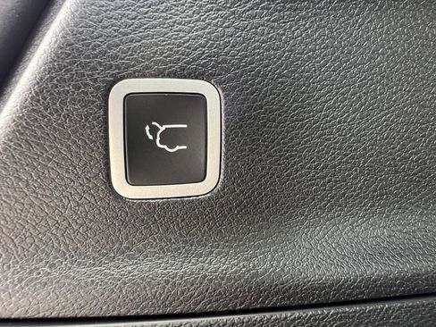 New 2025 Chrysler Pacifica Select w/ Uconnect Theater Family Group image 59