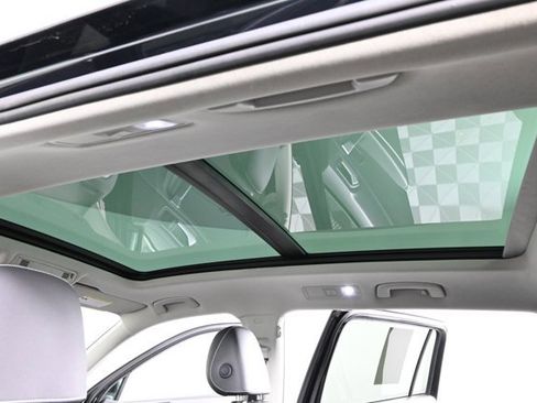 Certified 2021 Volkswagen Tiguan SE w/ Panoramic Sunroof Package image 5