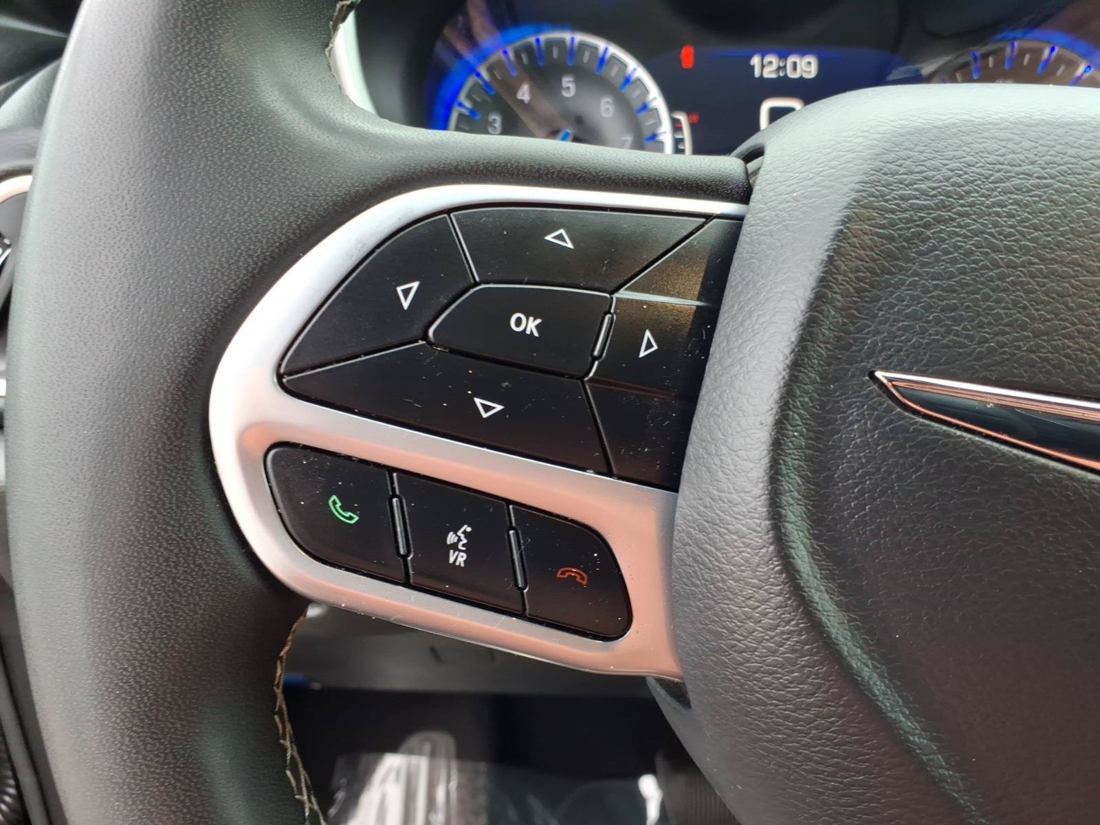 Used 2025 Chrysler Pacifica Select FWD image 14