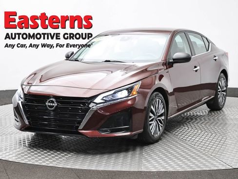 Used 2024 Nissan Altima 2.5 SV FWD image 1