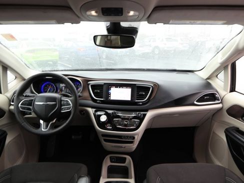 Used 2023 Chrysler Voyager LX image 29