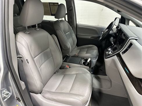 Used 2015 Toyota Sienna XLE image 29