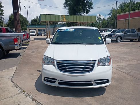 Used 2016 Chrysler Town & Country Touring FWD image 27