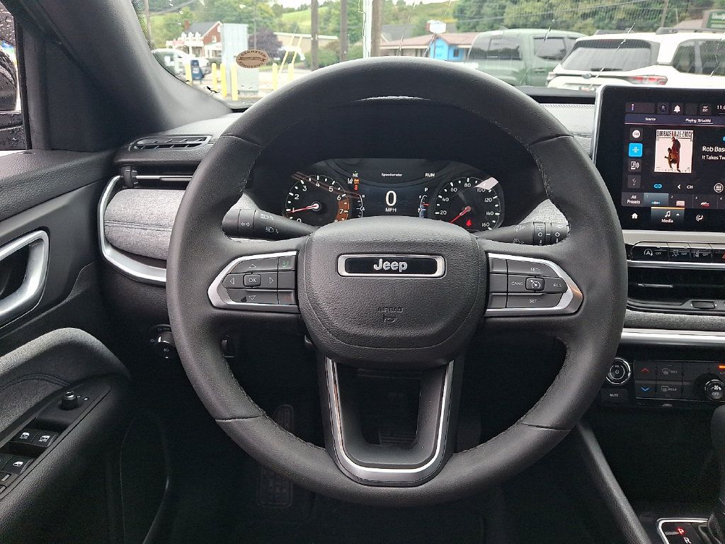 Used 2023 Jeep Compass Latitude AWD/4WD image 19