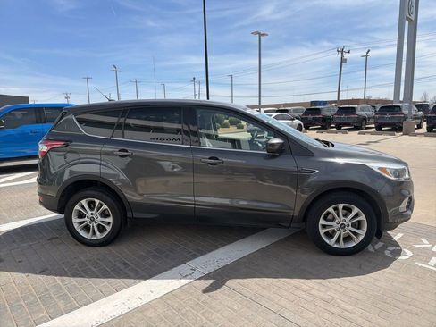 Used 2017 Ford Escape SE image 4