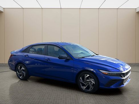 Certified 2025 Hyundai Elantra Sport image 15