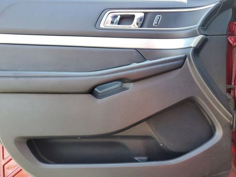 Used 2017 Ford Explorer XLT w/ Equipment Group 202A FWD image 27
