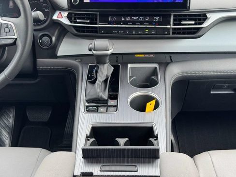 Used 2025 Toyota Sienna XLE FWD image 25