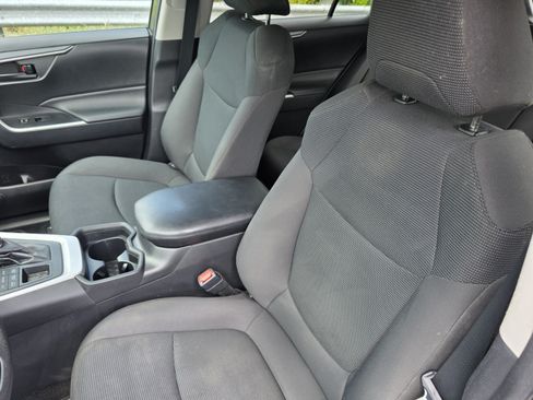 Used 2021 Toyota RAV4 LE AWD/4WD image 12