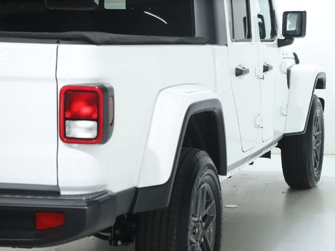 Used 2024 Jeep Gladiator Sport AWD/4WD image 45