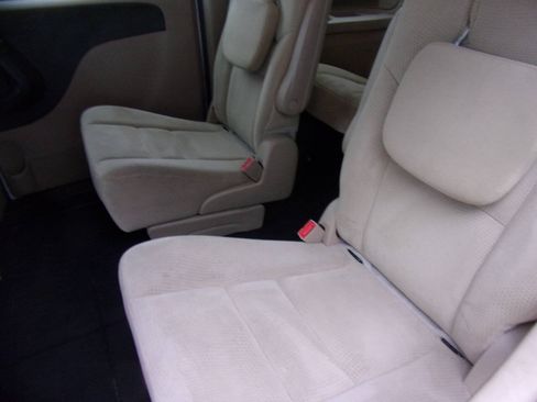 Used 2016 Dodge Grand Caravan SXT w/ Rear Park Assist Package FWD image 3
