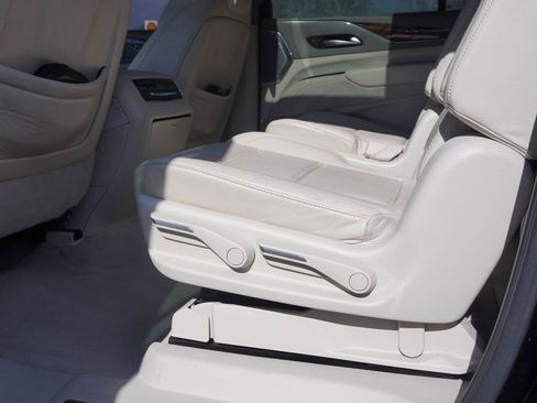 Used 2023 Cadillac Escalade ESV Premium Luxury Platinum w/ Heavy-Duty Trailer Package image 38