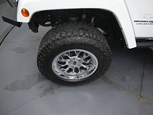 Used 2018 Jeep Wrangler Unlimited Sahara AWD/4WD image 32