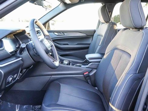 Certified 2025 Jeep Grand Cherokee Laredo X w/ Luxury Tech Group I image 18