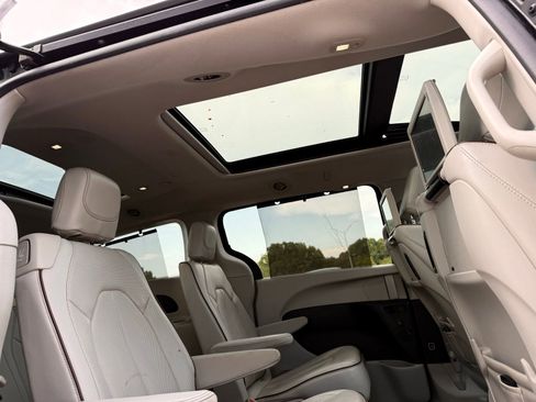 Used 2017 Chrysler Pacifica Limited FWD image 28