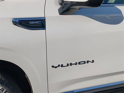 Used 2023 GMC Yukon SLT image 12