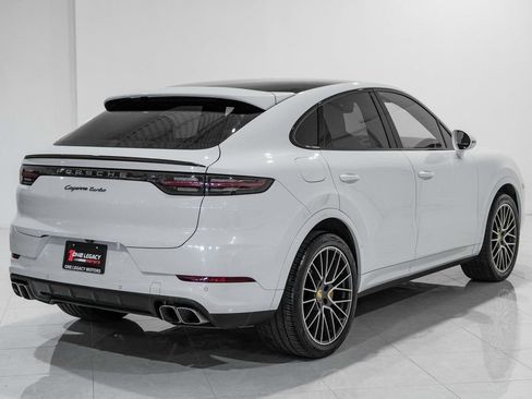 Used 2020 Porsche Cayenne Turbo image 4
