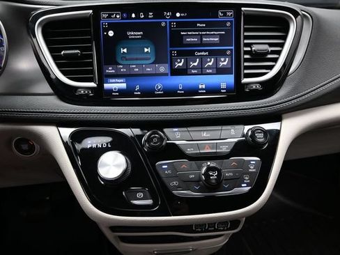 Certified 2022 Chrysler Pacifica Touring-L AWD/4WD image 44