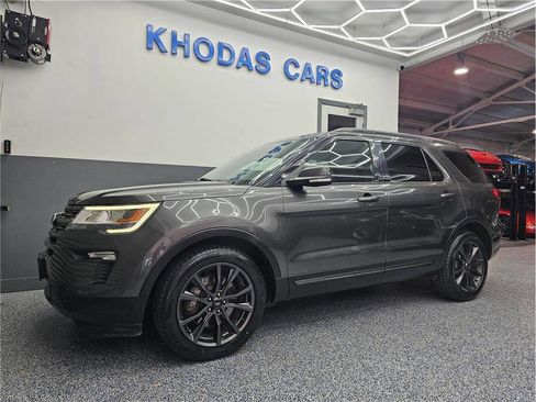 Used 2018 Ford Explorer XLT w/ Equipment Group 202A FWD image 2