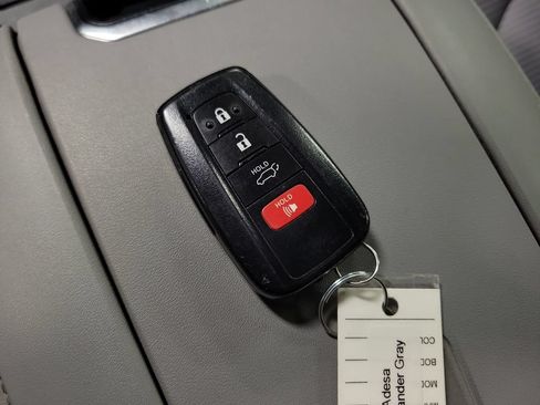 Used 2022 Toyota Highlander LE AWD/4WD image 16