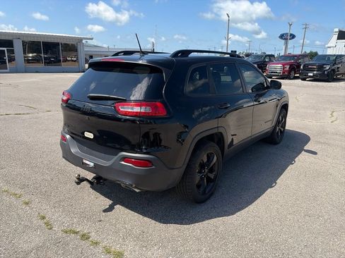 Used 2018 Jeep Cherokee Latitude w/ Altitude Package AWD/4WD image 6