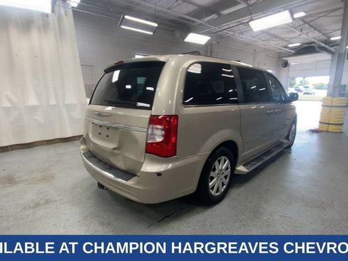 Used 2013 Chrysler Town & Country Touring FWD image 10