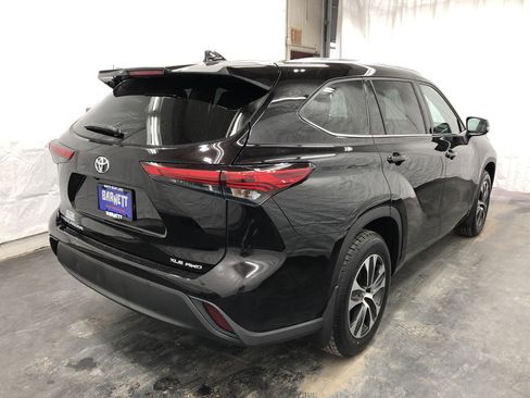Used 2020 Toyota Highlander XLE image 3