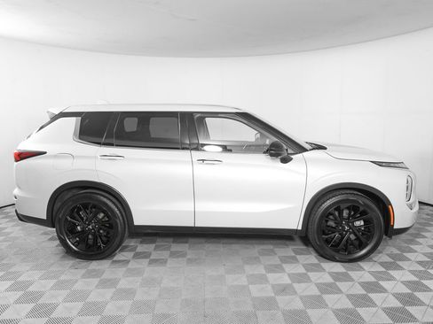 Used 2023 Mitsubishi Outlander SE AWD/4WD image 3