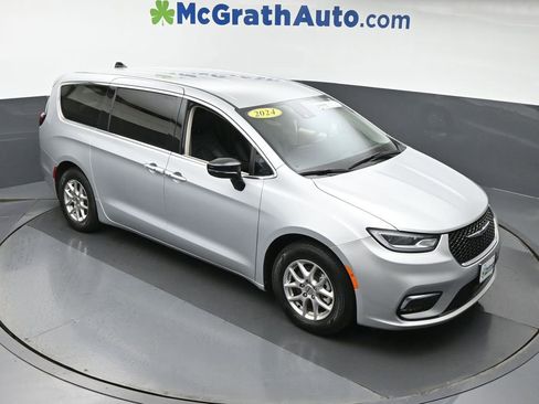 Used 2024 Chrysler Pacifica Touring-L image 3