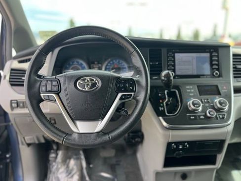 Used 2018 Toyota Sienna XLE w/ XLE Navigation Package FWD image 12