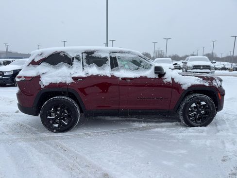 Used 2024 Jeep Grand Cherokee Altitude image 4