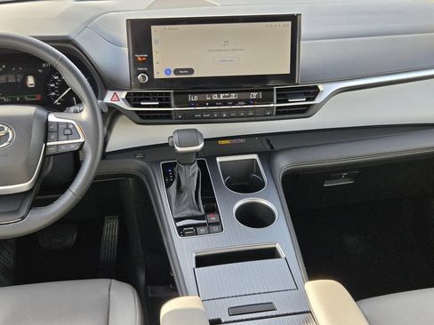 Used 2026 Toyota Sienna XLE FWD image 17