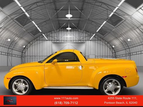 Used 2004 Chevrolet SSR w/ Preferred Equipment Group RWD image 1
