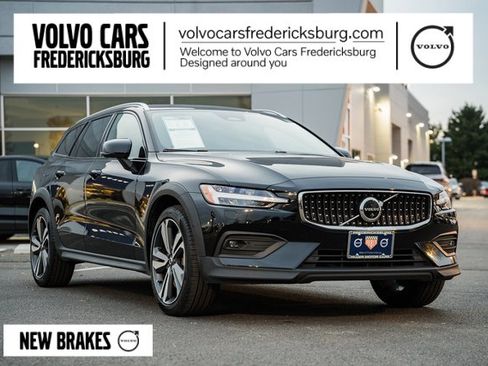 Used 2023 Volvo V60 B5 Cross Country Plus image 1