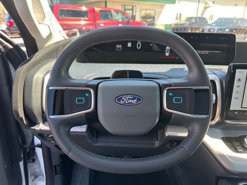 Used 2025 Ford Expedition Active AWD/4WD image 14