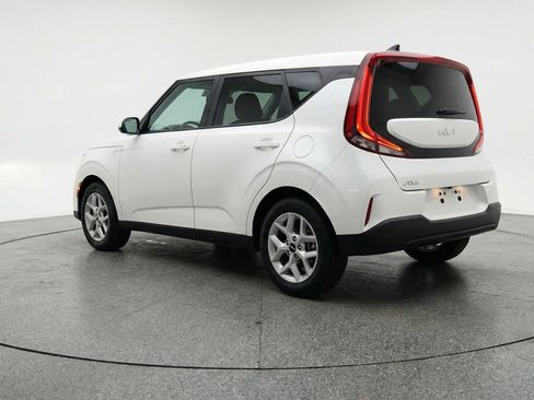 Used 2025 Kia Soul LX w/ LX Technology Package FWD image 6