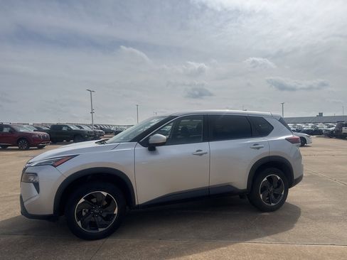 Certified 2025 Nissan Rogue SV image 10