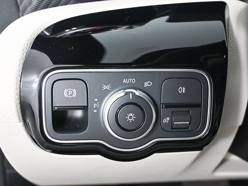 Used 2025 Mercedes-Benz CLA 250 image 9