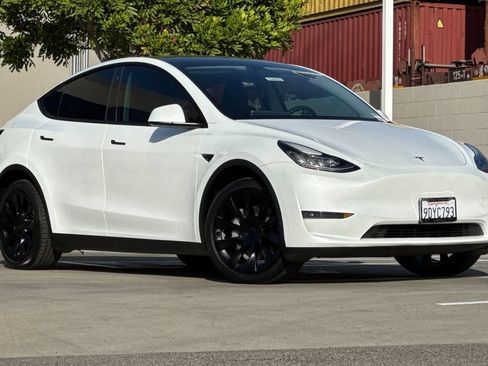 Used 2023 Tesla Model Y Long Range AWD/4WD image 2
