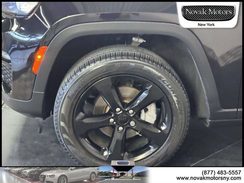 Used 2023 Jeep Grand Cherokee Limited w/ Black Appearance Package AWD/4WD image 5