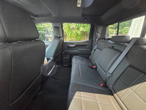 Used 2023 Chevrolet Silverado 1500 High Country w/ Z71 Off-Road Package AWD/4WD image 5