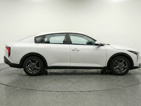 Used 2025 Kia K4 LXS image 11