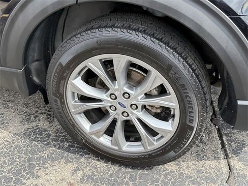 Certified 2022 Ford Explorer Limited w/ Equipment Group 301A image 5