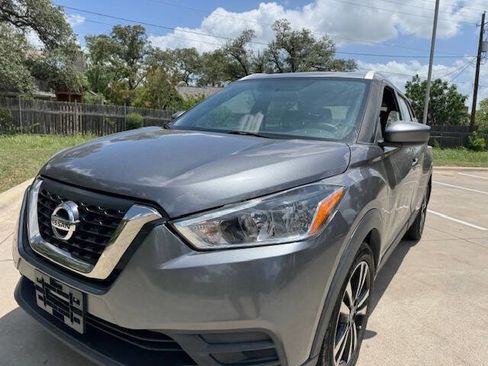 Used 2019 Nissan Kicks SV image 4