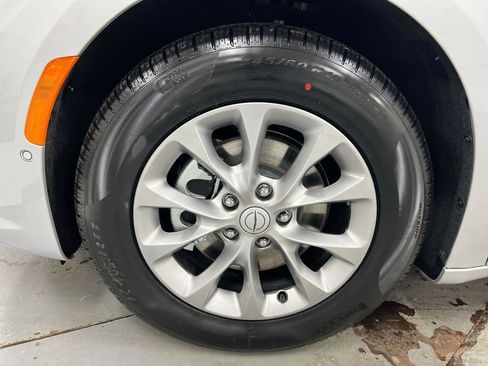 New 2026 Chrysler Pacifica Limited image 29