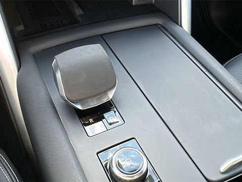 Certified 2025 Land Rover Discovery Dynamic SE image 19